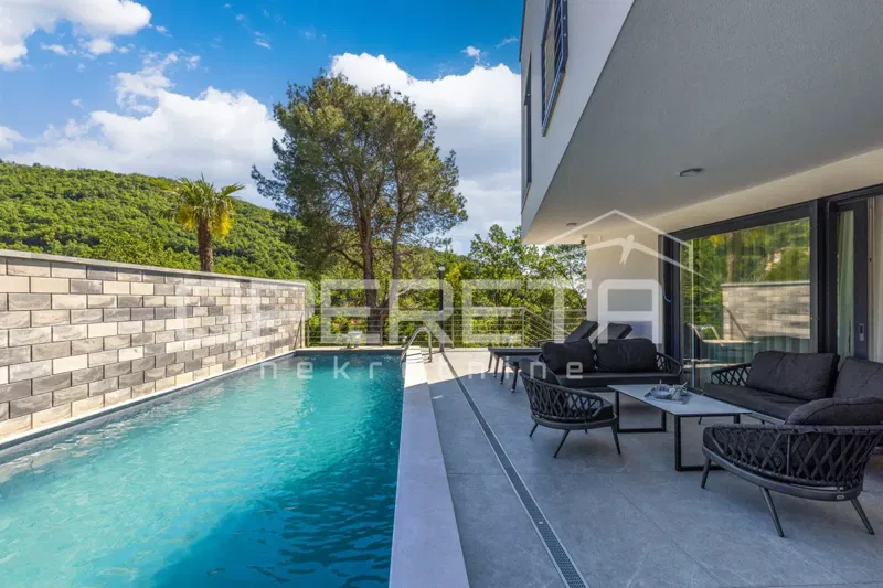 Villa bifamiliare moderna con piscina, area benessere e vista mare – Mošćenička Draga