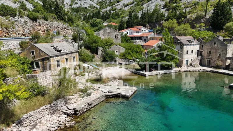 Kamena  starina za adaptaciju u prvom redu do mora, Starigrad Paklenica