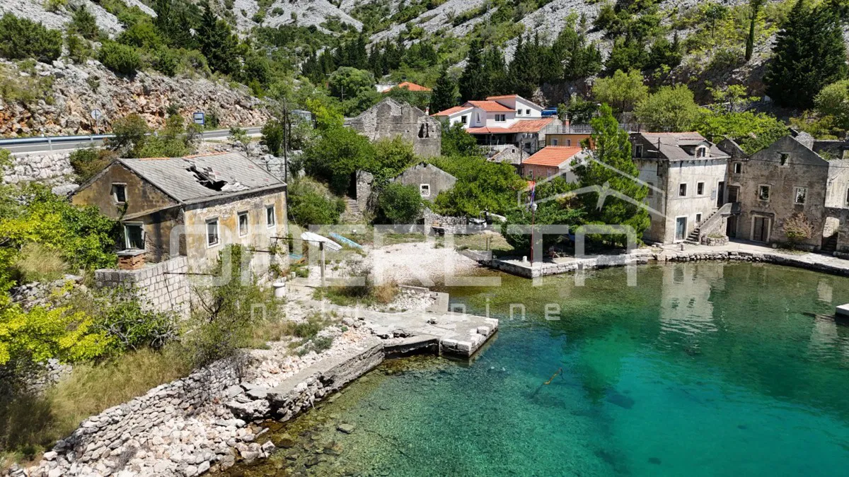 Kamena  starina za adaptaciju u prvom redu do mora, Starigrad Paklenica
