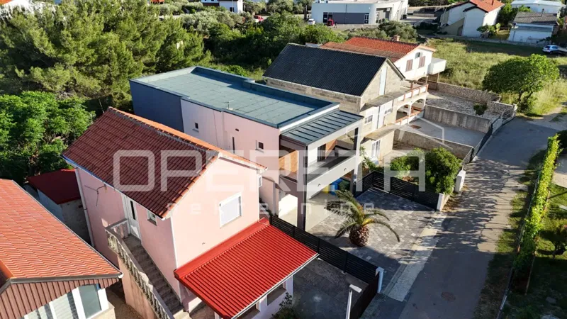 Vir – Villa indipendente con quattro appartamenti modernamente arredati, 170 m² – 3