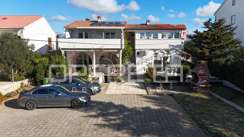 Novalja – Casa bifamiliare con 2 appartamenti trilocali e giardino – 2