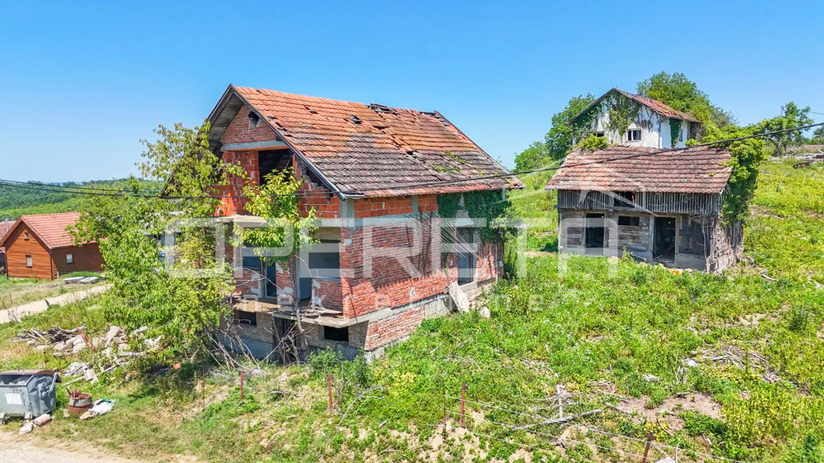 Kuća za obnovu s pet parcela u mirnom selu kraj Petrinje