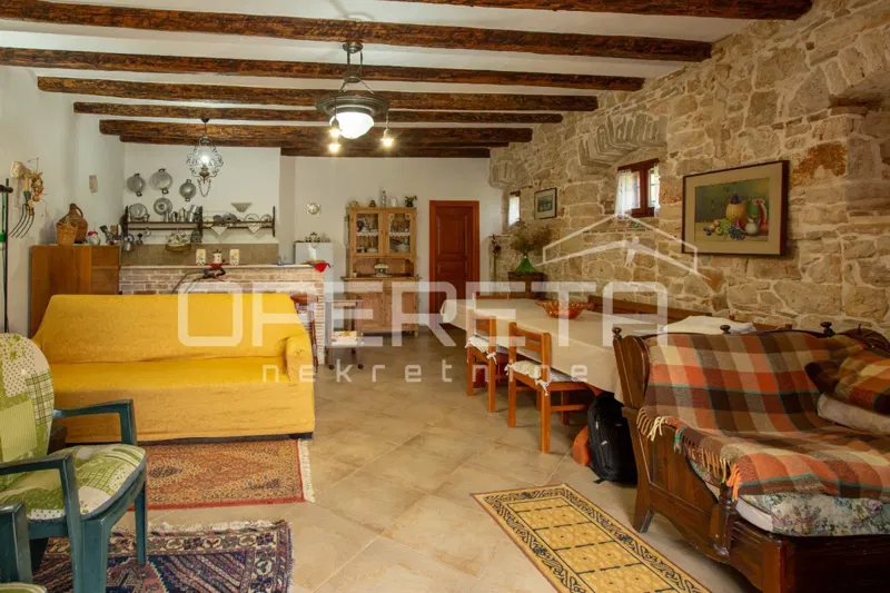 Casa in pietra tradizionale con due appartamenti. – 3