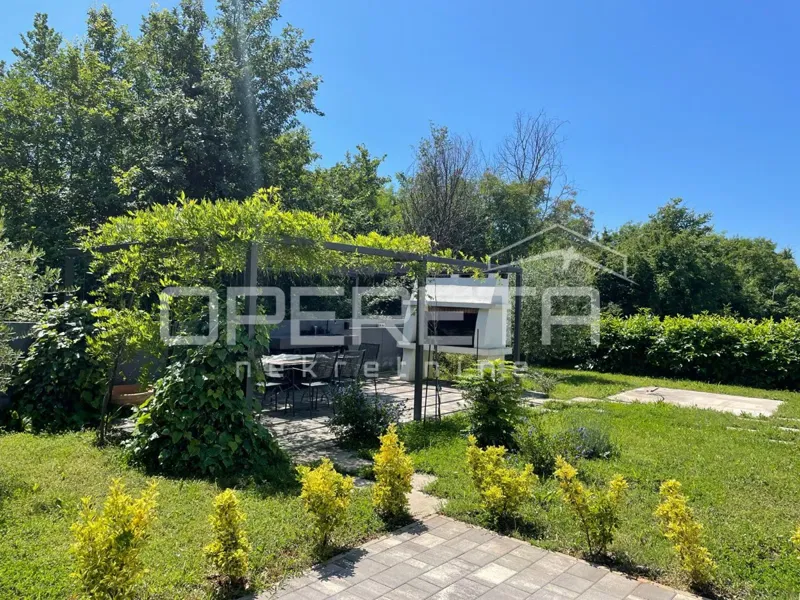 Istria, dintorni di Parenzo – casa a schiera con giardino e vista mare – 2