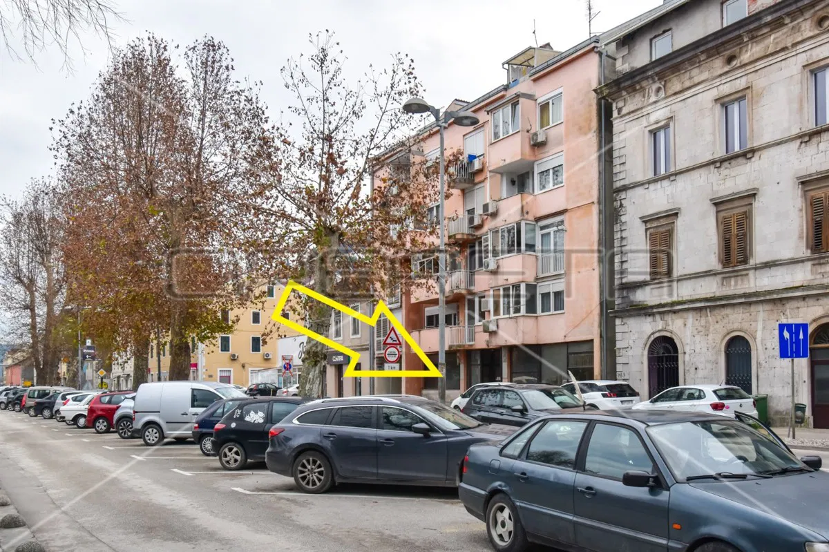 Spazio commerciale con vetrina, 130,20 m2, Metković, centro