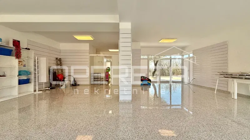 Spazio commerciale attraente di 115 m² con parcheggio – Starigrad Paklenica – 2