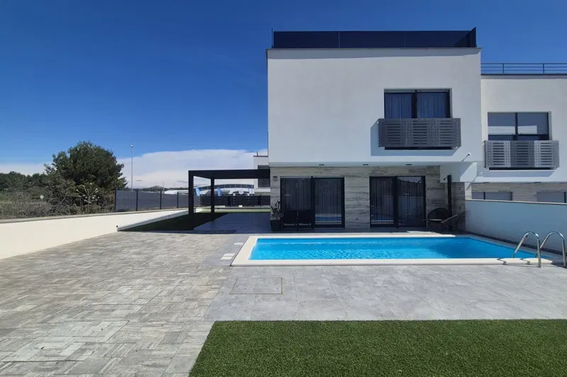 Modern villa with swimming pool and rooftop terrace – 2