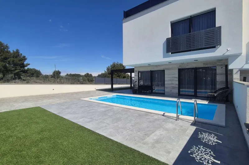 Modern villa with swimming pool and rooftop terrace – 3