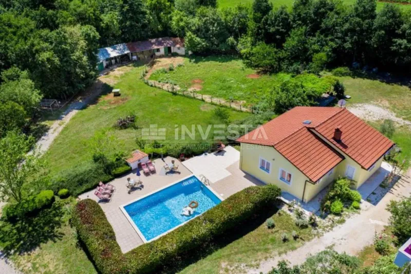 Spacious estate with three houses and two swimming pools – 2
