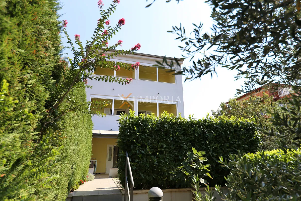 Rovanjska, kuća s 2 stana, pogled na more, 110 m od mora