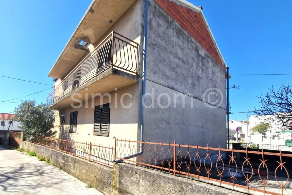 Haus in der Nähe des Zentrums und des Strandes, Pirovac