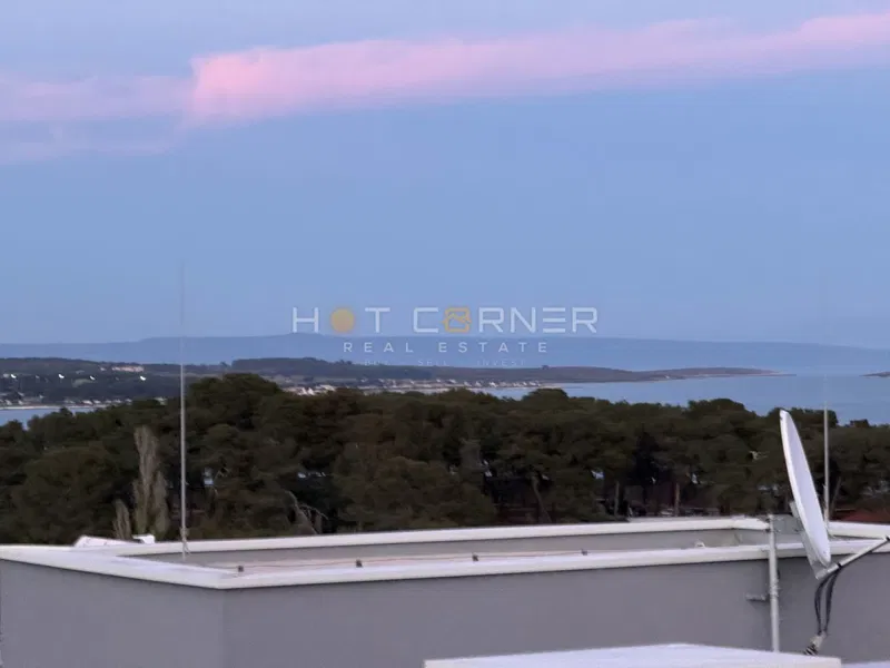 Premantura – luksuzni stan s 95 m2 krovne terase, panoramski pogled na more, 400 m od plaže – 3