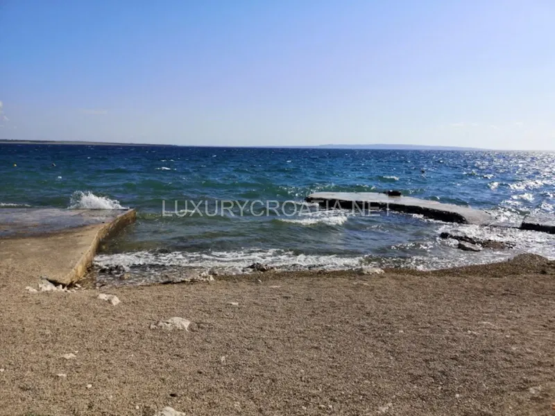 Kuća s pogledom na more na prodaju uz plažu na otoku Pagu