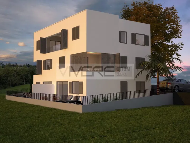 Apartman s vrtom u manjoj zgradi s 5 stanova