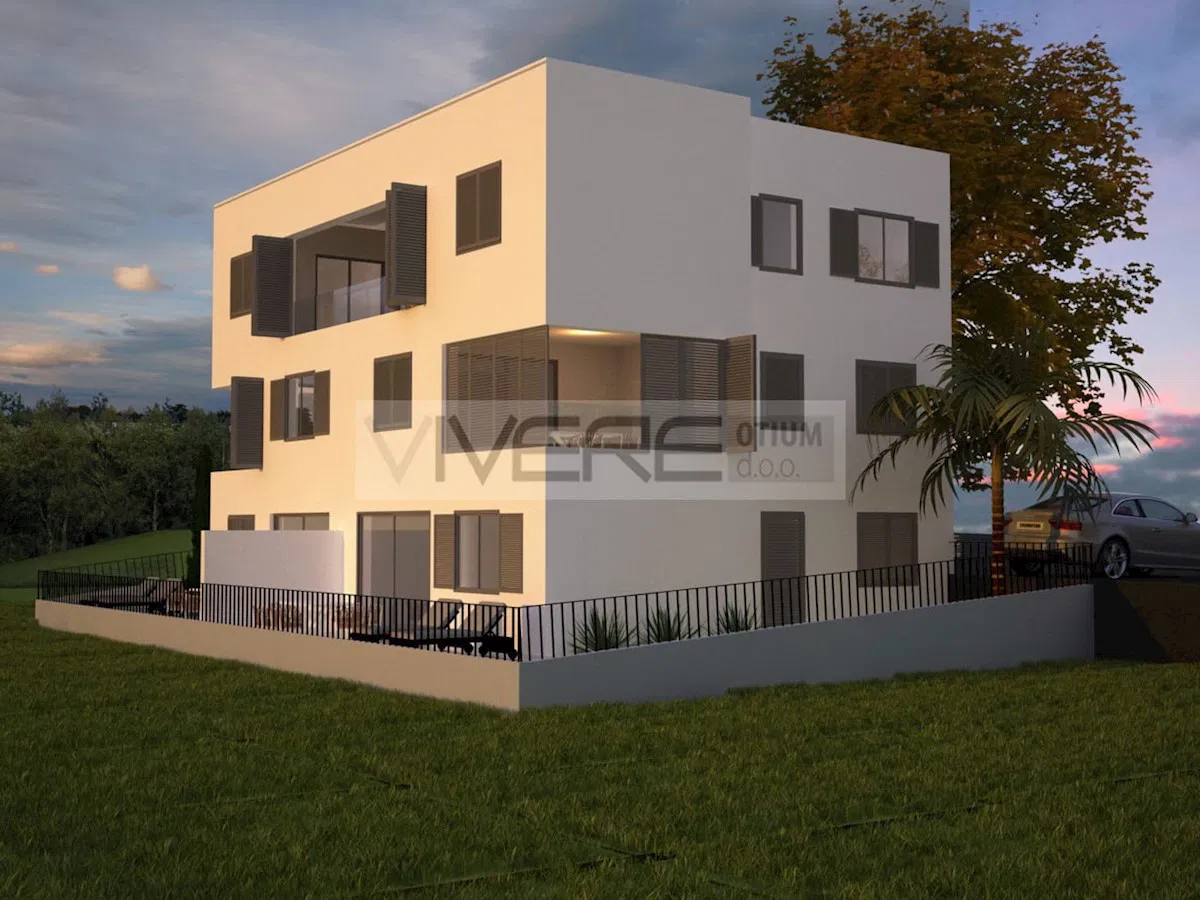 Apartman s vrtom u manjoj zgradi s 5 stanova