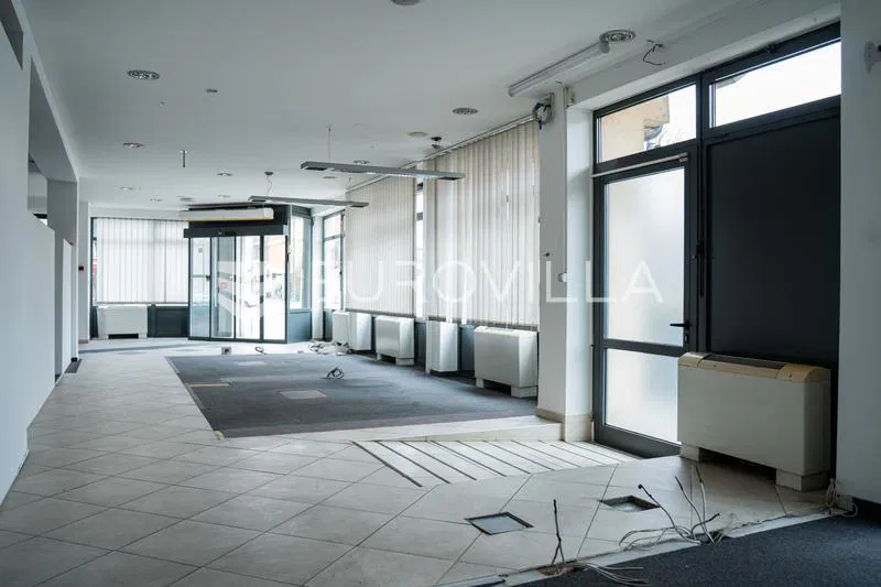 Vinkovci, Centar, atraktivan poslovni prostor 168 m² na frekventnoj kutnoj lokaciji