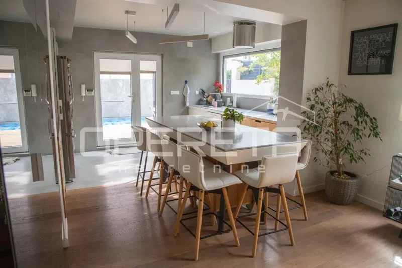 Lussuoso appartamento a Marjan con piscina e garage. – 2
