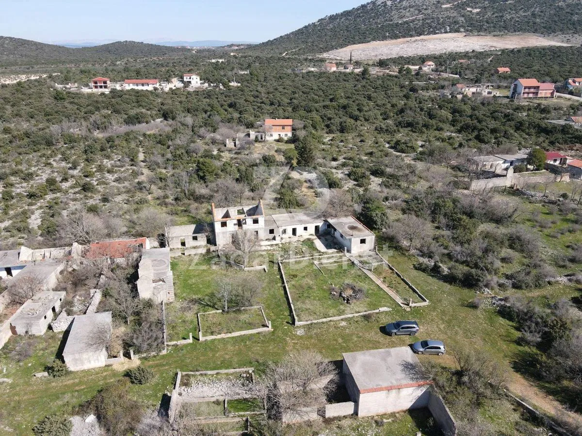 Kuće na prostranom zemljištu od 3097 m2 - Donja Jagodnja