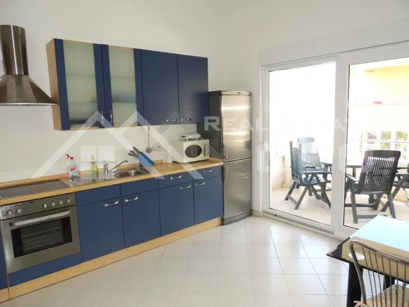 Ciovo Immobilien – Geräumige, komplett möblierte 2-Zimmer-Wohnung mit Meerblick, zum Verkauf