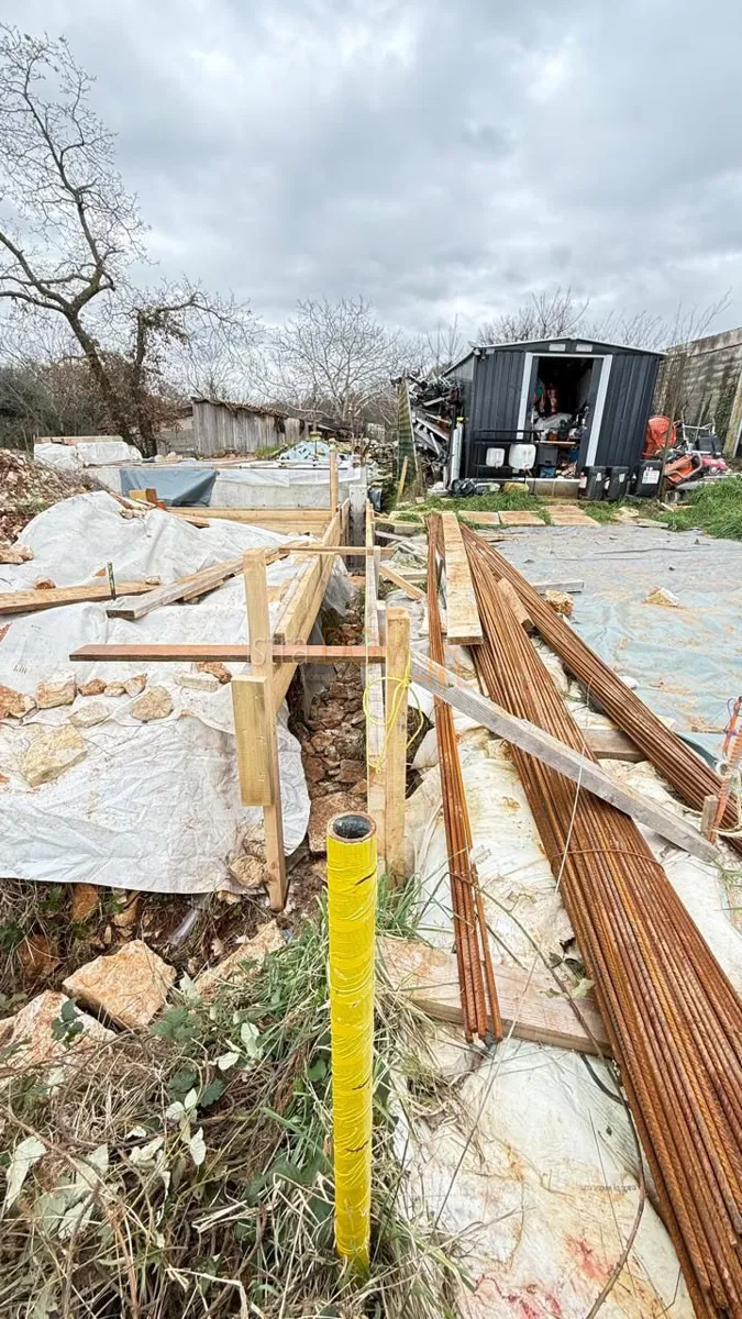 - Gajana , građevinsko zemljište sa dozvolom 1218 m2 - – 2