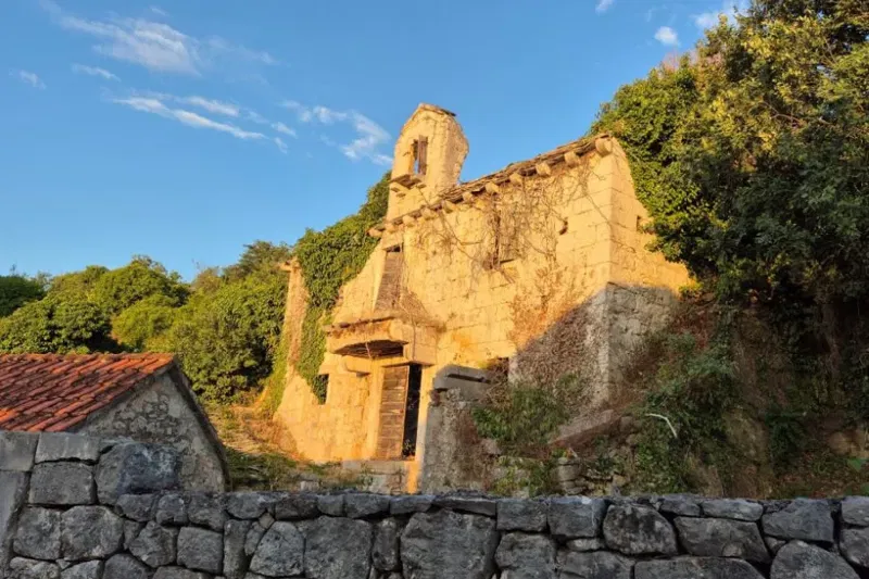 Ruined stone houses with outbuildings – 2