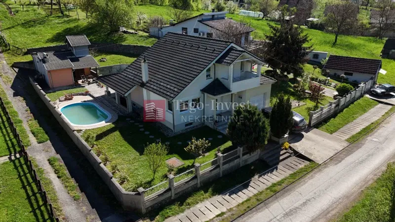 BROD. VINOGORJE vis. prizemnica 170 m², bazen, ok. 1030 m²