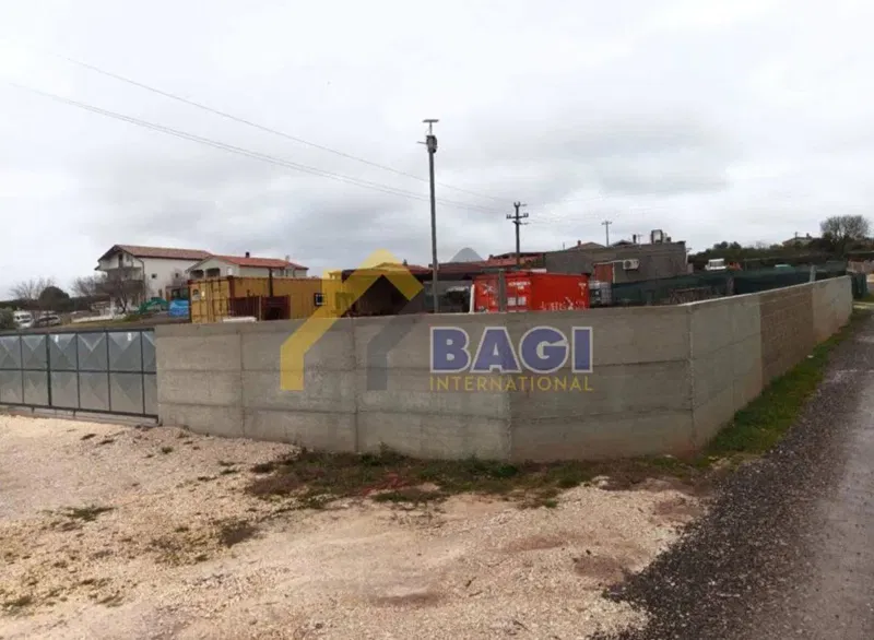 OCCASIONE – Terreno con 2 container e tettoia per stoccaggio – 3