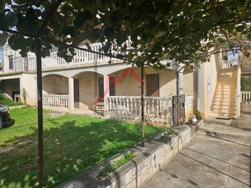 Hiša s tremi stanovanji in gradbenim zemljiščem nedaleč od Poreča ... – 2