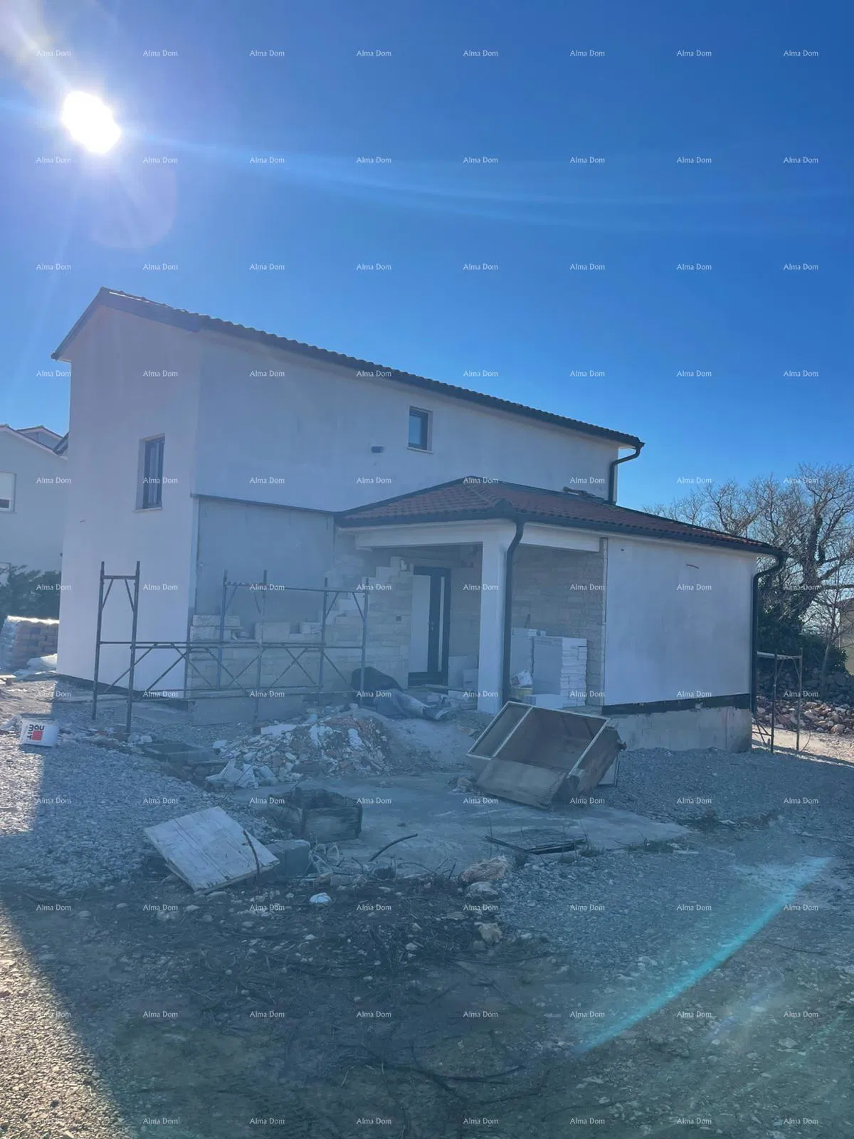 Prodaje se kuća s bazenom i pogledom na more – mirno selo Raša