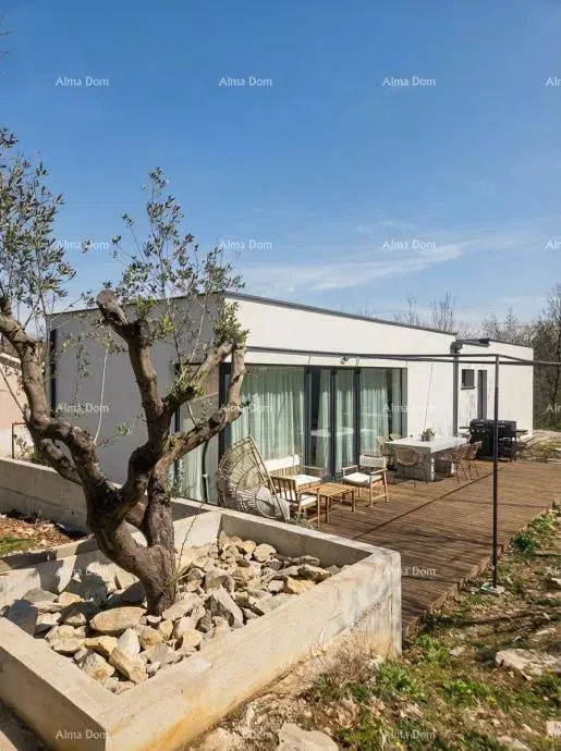 For sale: single-story house in a quiet part of Labin. – 2