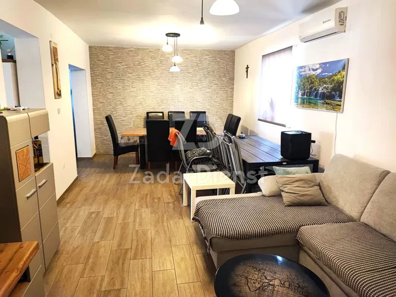 Dvosobni apartman na 1.katu stambene zgrade u Biogradu