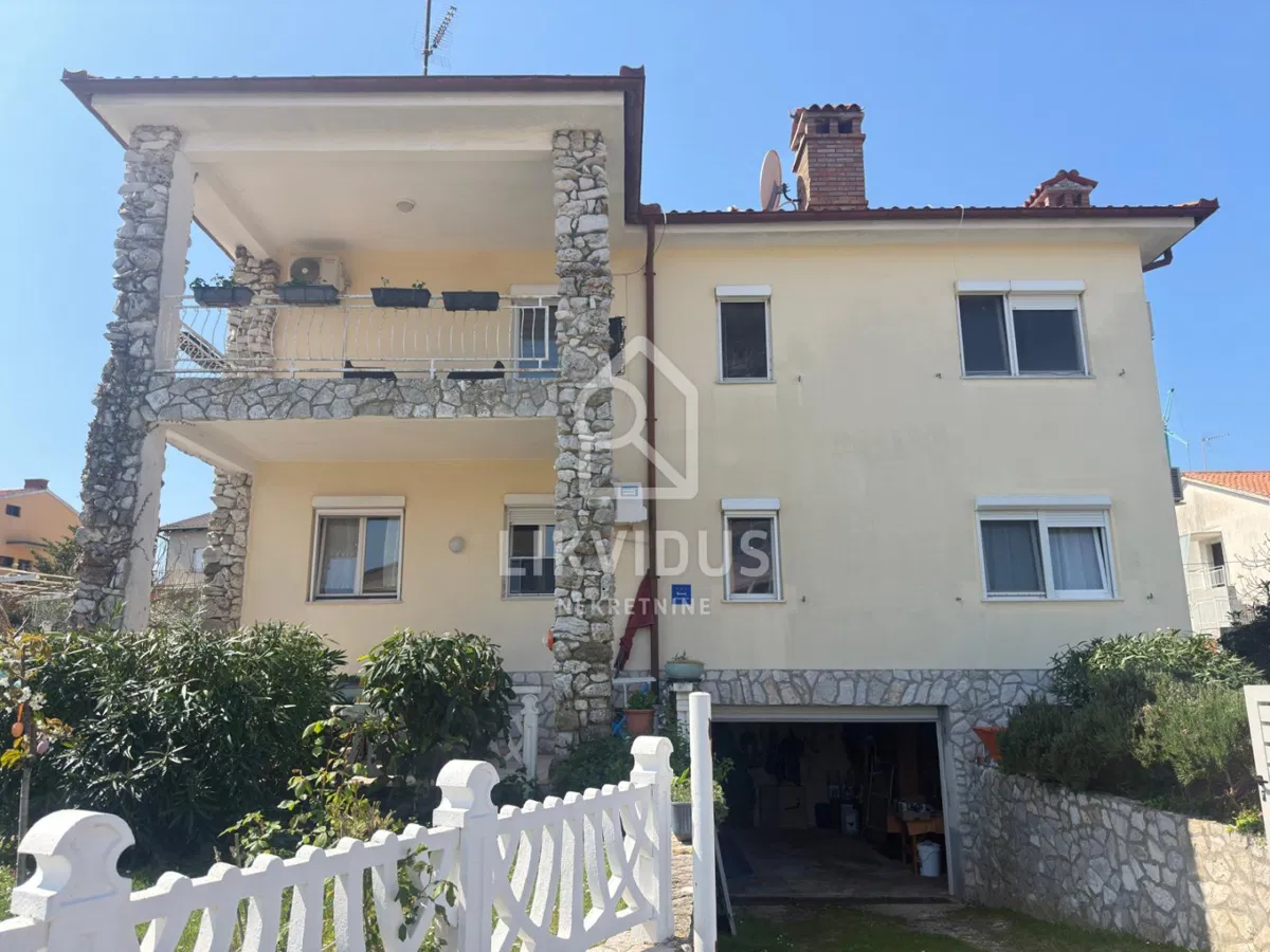 Kuća sa 4 stambene jedinice, Valbandon