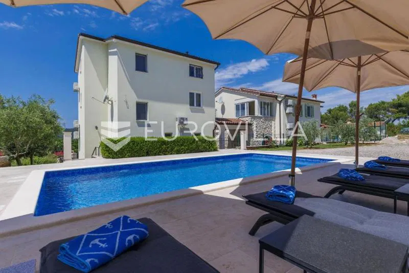 Istra, Trget, kuća s bazenom i pogledom na more