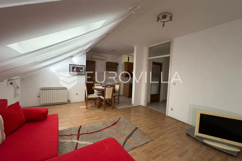 Đakovo, Centar, trosoban stan 61 m² sa spremištem
