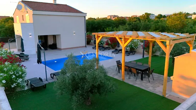 Murvica – novogradnja kuća s bazenom, vrt