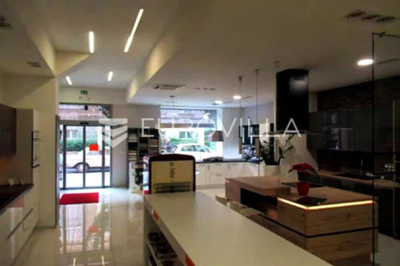 Pula, centar, ulični lokal/poslovni prostor na atraktivnoj lokaciji 177,10 m², ODLIČNA INVESTICIJA