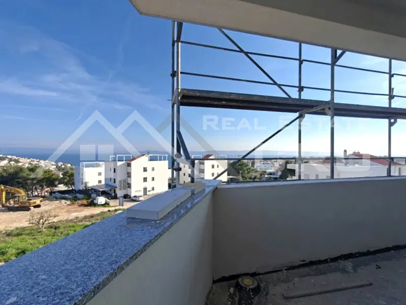 Ciovo Immobilien – Zwei-Zimmer-Apartment mit Meerblick in einem Neubau mit Garage, Aufzug und Pool, zum Verkauf
