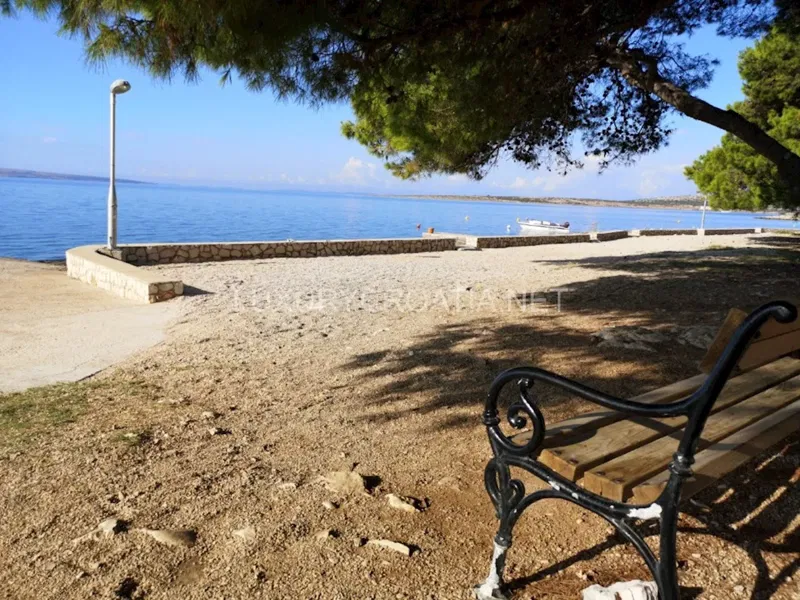 Kuća na Pagu s pogledom na more na prodaju uz plažu