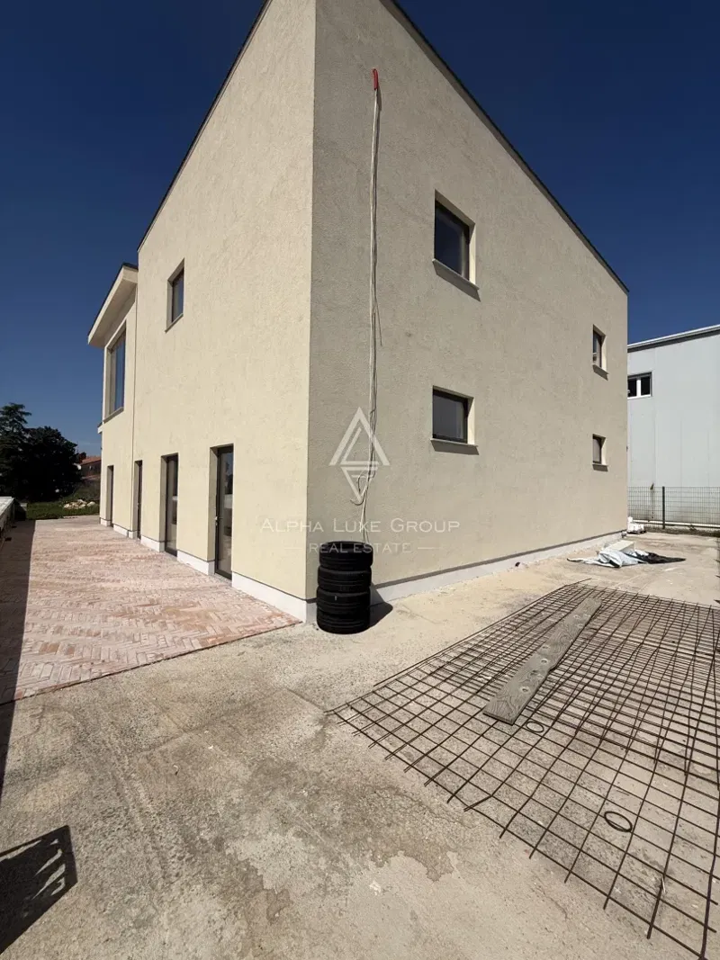 Istria, Parenzo: Opportunità investimento edificio commerciale – 3