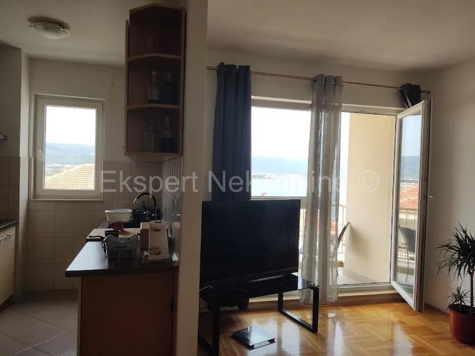 Trogir, namješten 2soban stan 76m2 s pogledom na more, 120m od plaže!