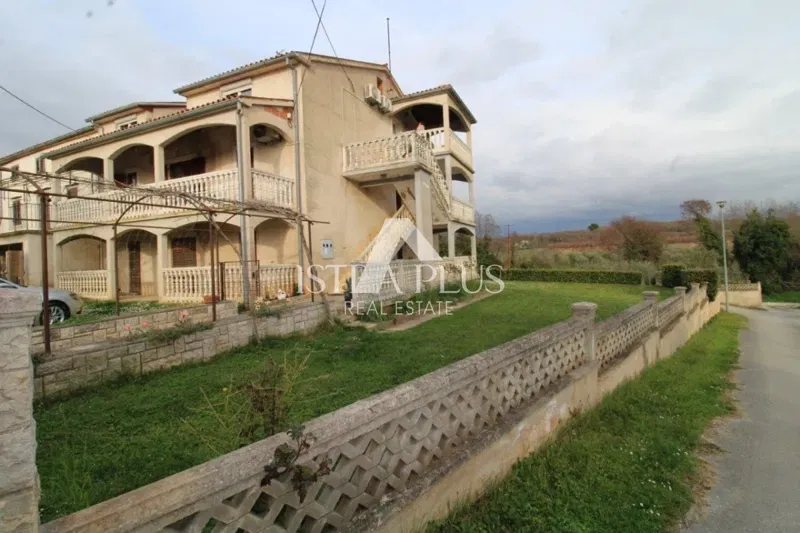 House with 3 apartments in an exceptional location in Poreč represents a rare opportunity on the market - a perfect combination of proximity to the sea, the center and privacy – 2