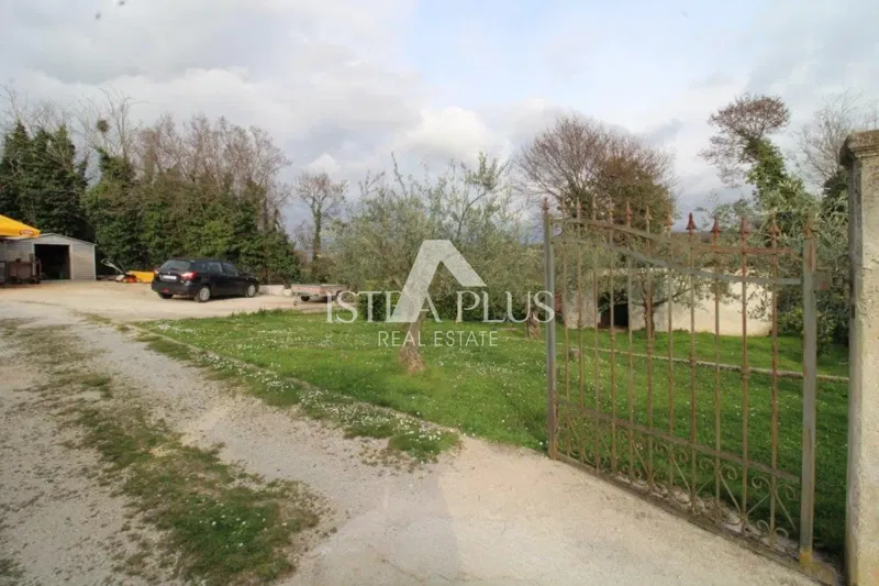 House with 3 apartments in an exceptional location in Poreč represents a rare opportunity on the market - a perfect combination of proximity to the sea, the center and privacy – 3