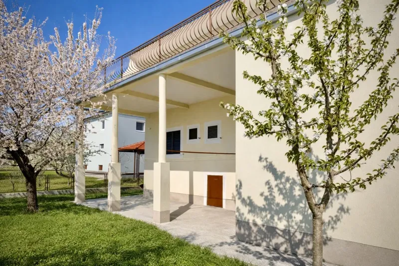 Charming family house with a yard and two separate apartments – 3