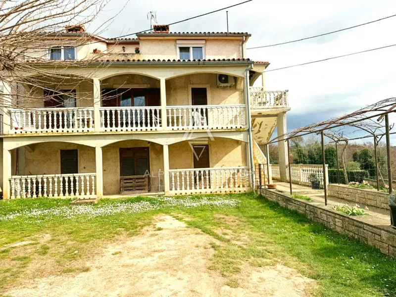 Isztria, Porec: Ház 3 lakással és telekkel – 2