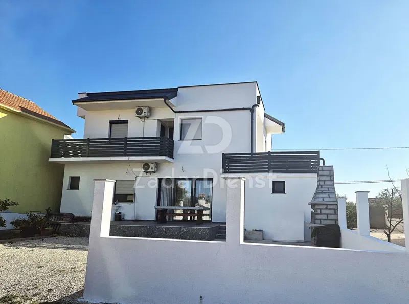 Kuća od 220m2 sa 3 apartmana u Sukošanu