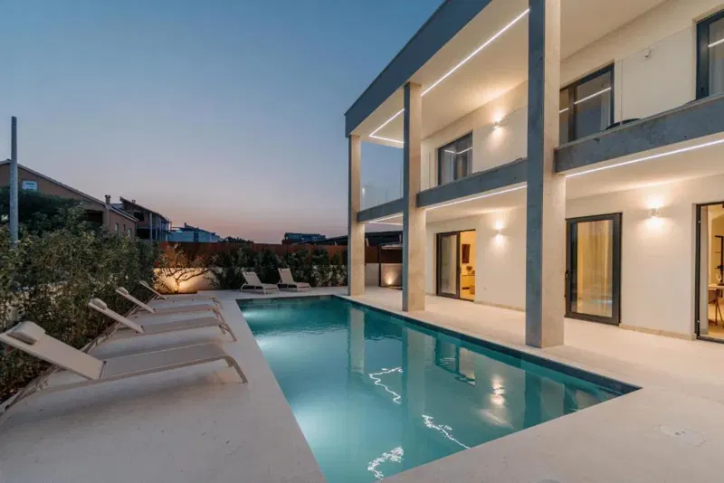 TURANJ - VILLA S BAZENOM, SPREMNA ZA USELJENJE  - 350m od mora