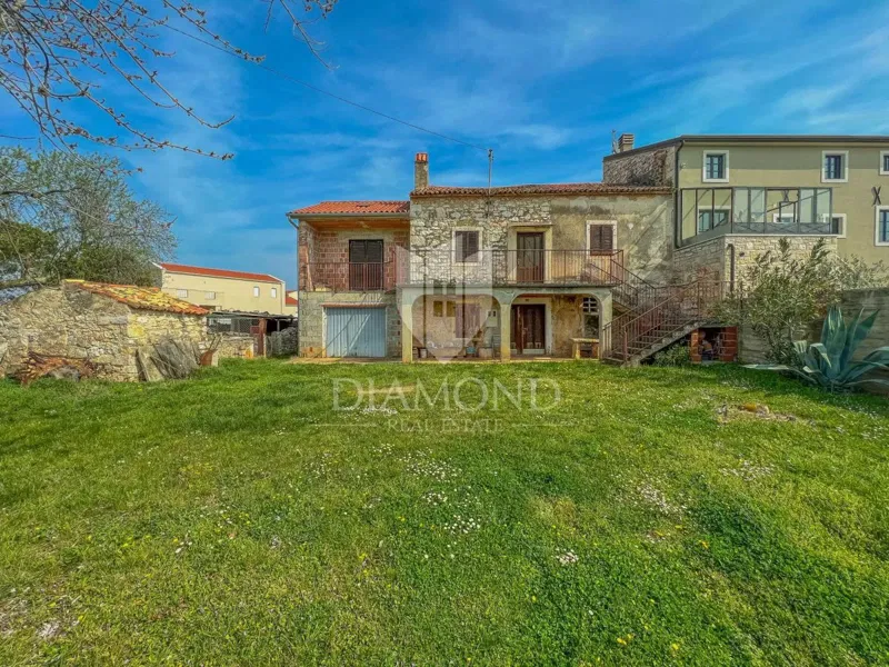 Novigrad area, stone house with a large yard! – 3