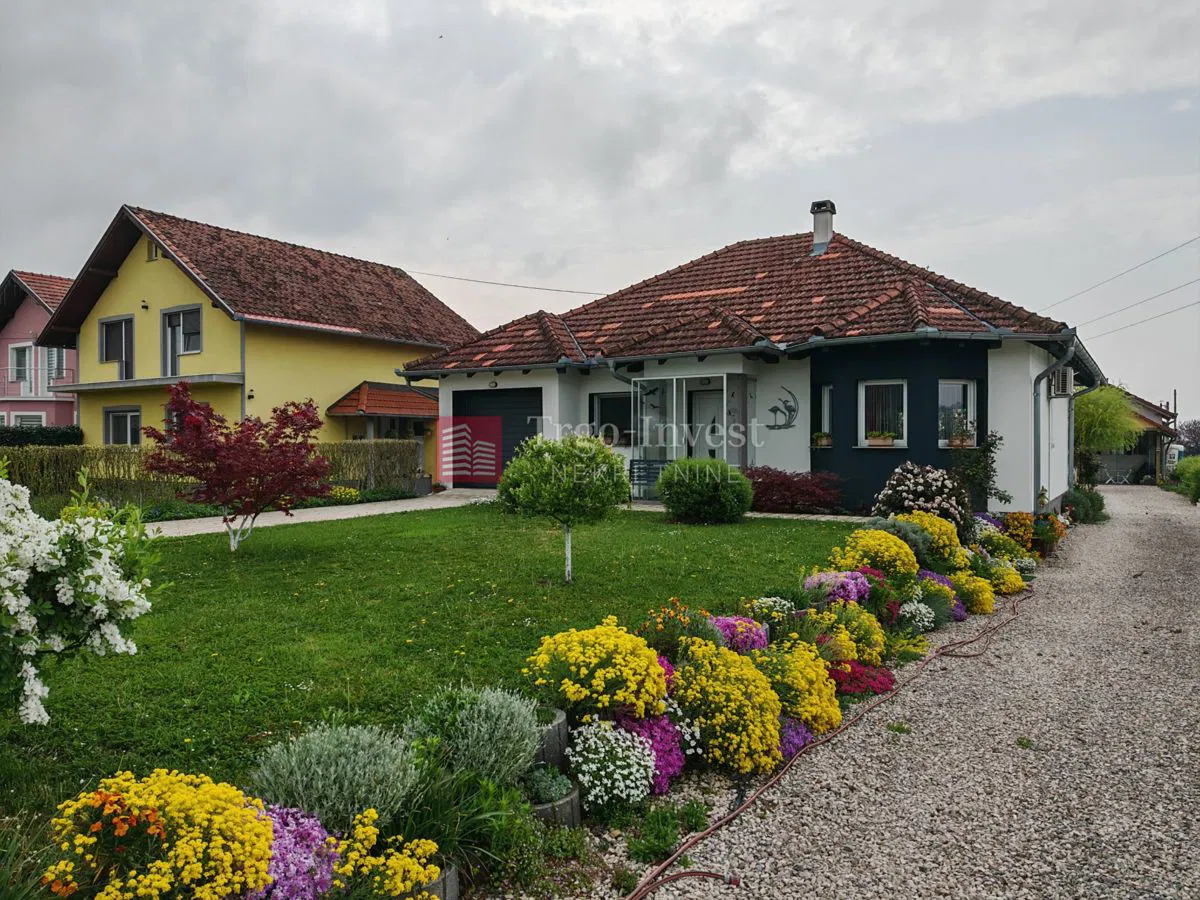BRODSKI STUPNIK prizemnica 86 m² i pomoćna zgrada 35 m², parcela 1.050 m²