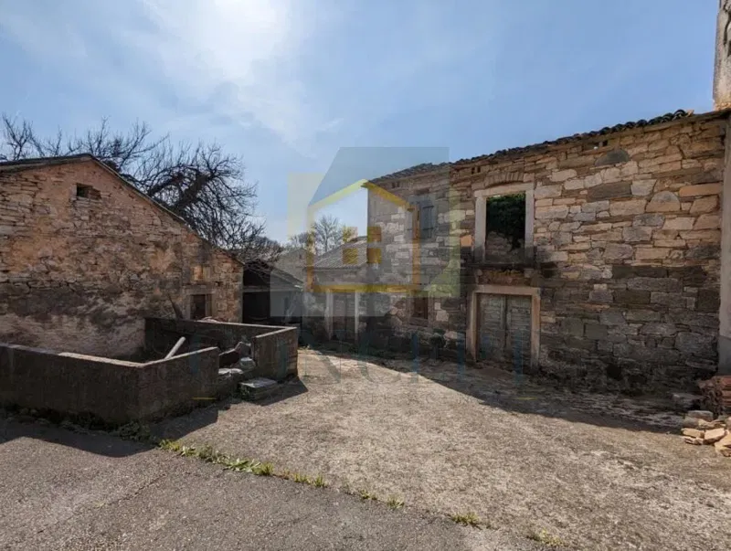 Poreč, Karojba, okolica, 3 objekta za renovaciju s okućnicom, 25 km od mora