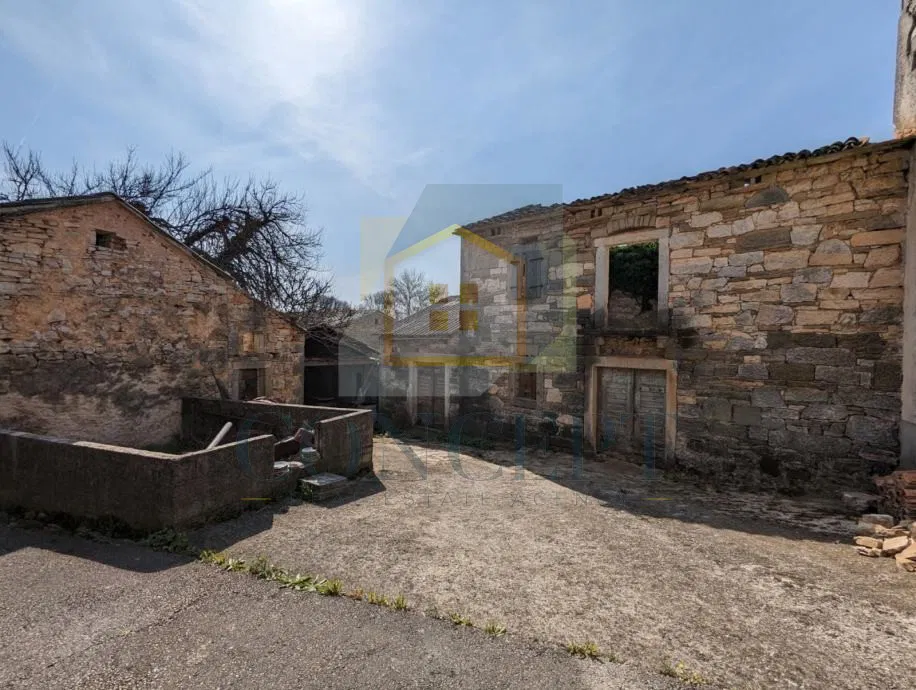 Poreč, Karojba, okolica, 3 objekta za renovaciju s okućnicom, 25 km od mora